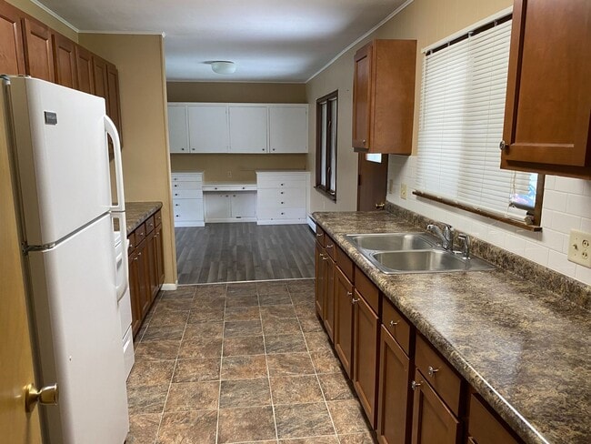 Building Photo - 504 E Main St