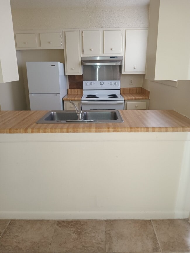 Photo - 2415 W End Row (Memphis, TN) Apartment