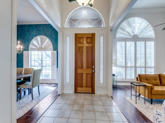 Building Photo - 704 Twin Creeks Dr
