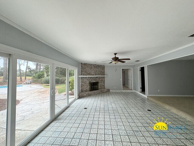 Foto del edificio - Stunning 3 Bedroom Home in Shalimar with In-ground Pool!