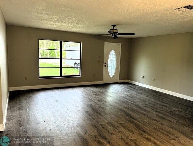 Foto del edificio - 6327 White Cedar Rd