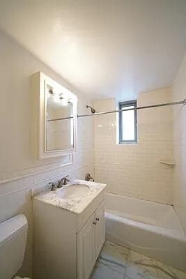Building Photo - 160 E 84th St