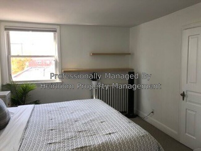 Building Photo - 1417 E 1st St