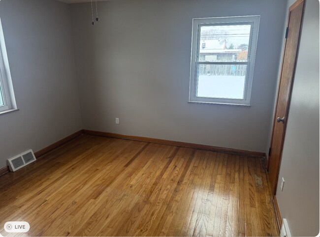 Habitaciones recién pintadas/dormitorio. - 3340 W 210th St