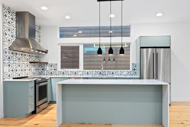 Building Photo - Fresh, Air-Conditioned Standalone Townhome in Coveted Lincoln Park