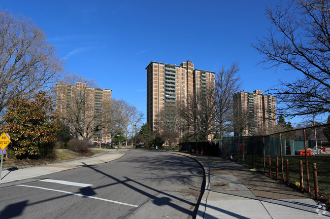 Building Photo - Westpark Apartments