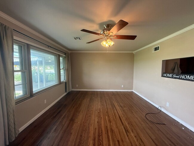 Building Photo - Stunning 3 bedroom, 1.5 Bath in Tulsa