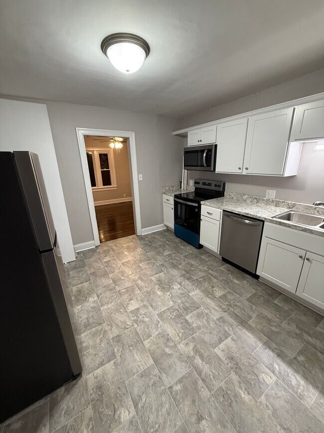 Foto del edificio - 2 Bedroom 1 Bath Home For Rent Near Madison Street!
