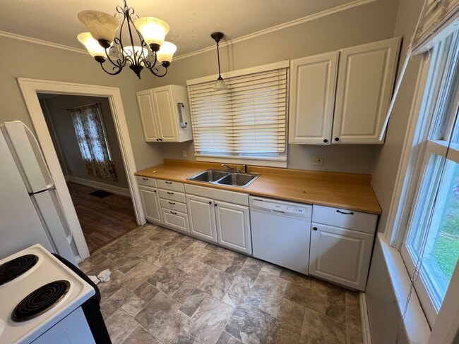 Building Photo - A Cozy Retreat: 2-Bedroom, 1-Bathroom Hous...