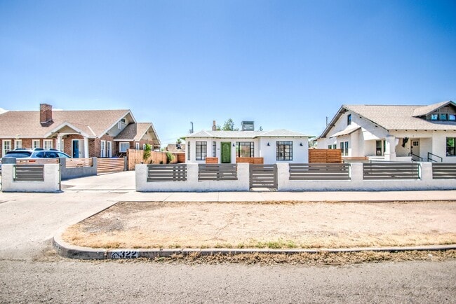 Building Photo - 322 N 17th Dr