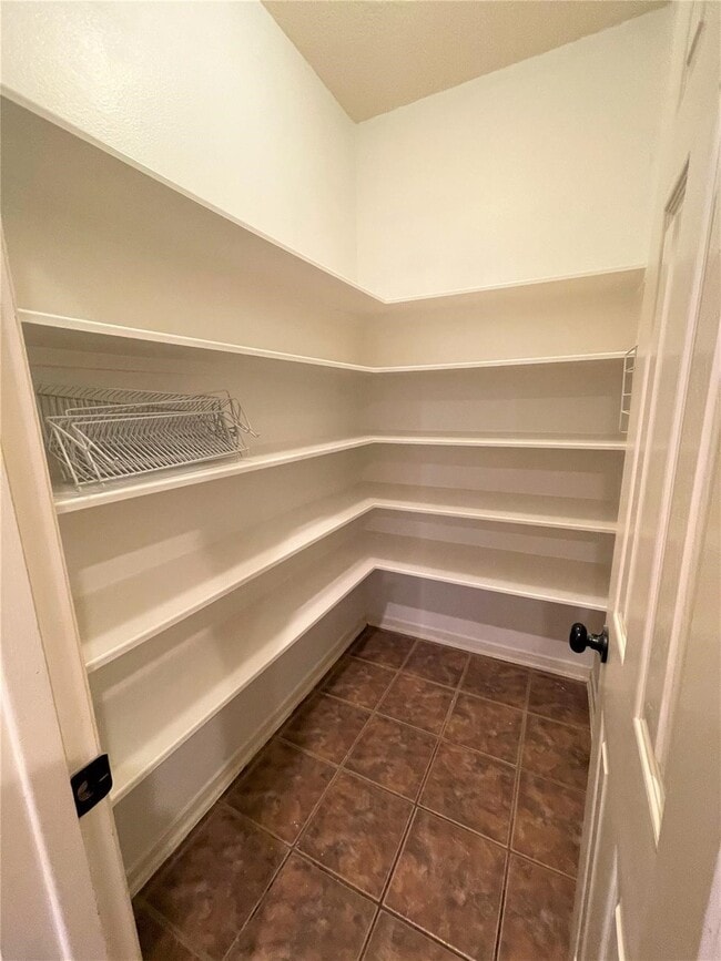 Building Photo - 2115 Hollyfield Ln