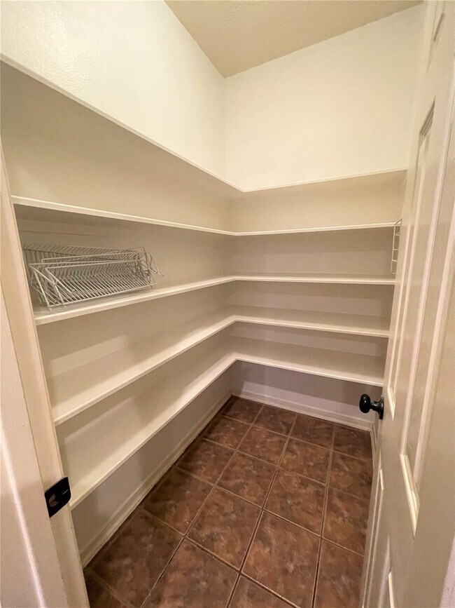 Foto del edificio - 2115 Hollyfield Ln