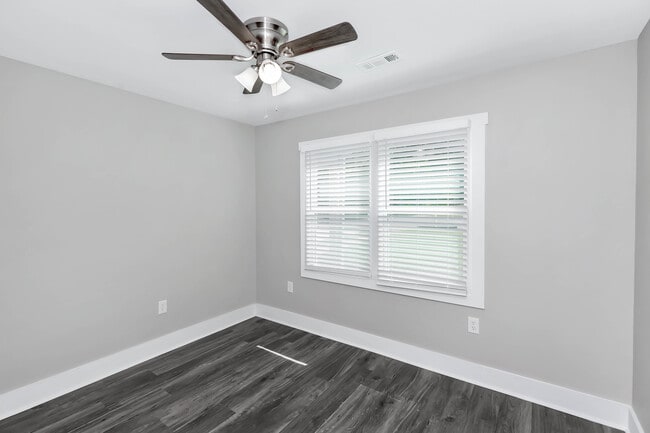 Building Photo - 908 Fairway Dr NW