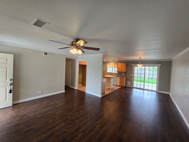 Foto del edificio - Beautiful 4 Bedroom 2 Bathroom Home,