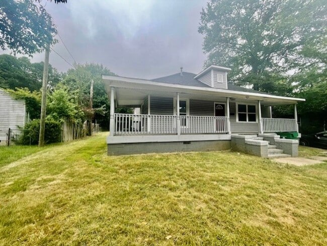 Building Photo - Must view this Adorable 3 bedroom 1 bath h...