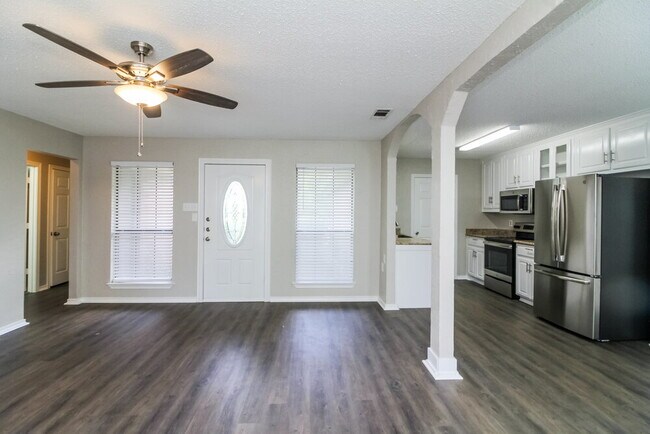 Building Photo - 834 Green Pastures Dr