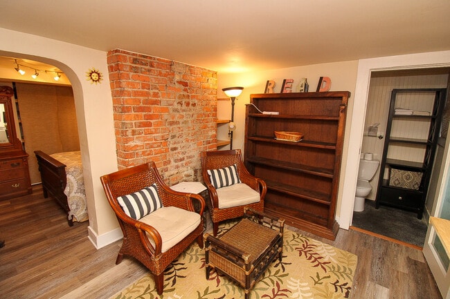 Building Photo - 147 E Chestnut St