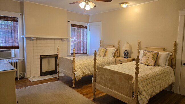 Dormitorio uno 16' x 13' 4” - 522 Grove St