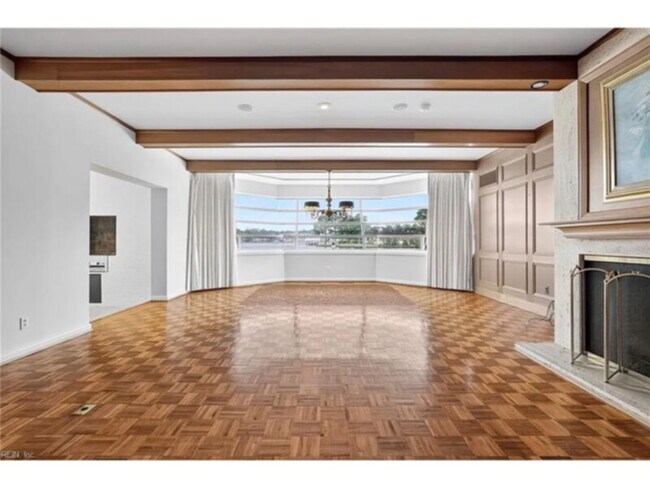 Building Photo - 5 Bedroom 5 Bathroom