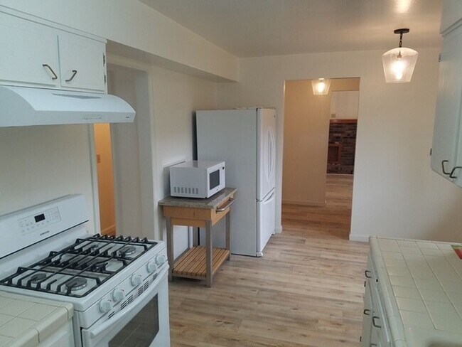 Foto del edificio - For Rent – Spacious 4 Bedroom Home with Fi...