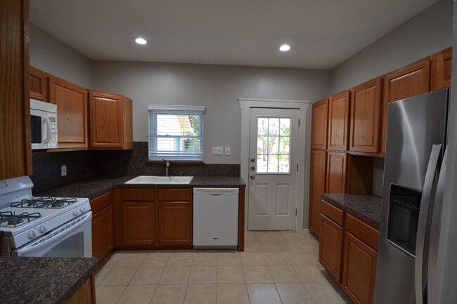 Foto del edificio - 7602 Blessing Ave