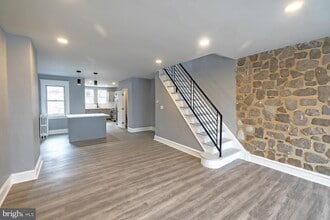 Building Photo - 3104 Stirling St