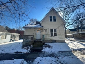 Building Photo - 6 Willow St