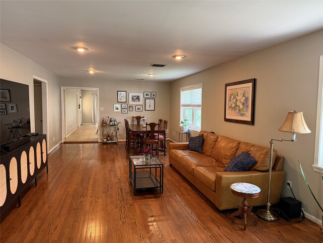 Building Photo - 1121 Columbia St