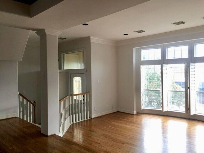 Foto del edificio - Discounted Deposit! Stylish 3-Bedroom Town...