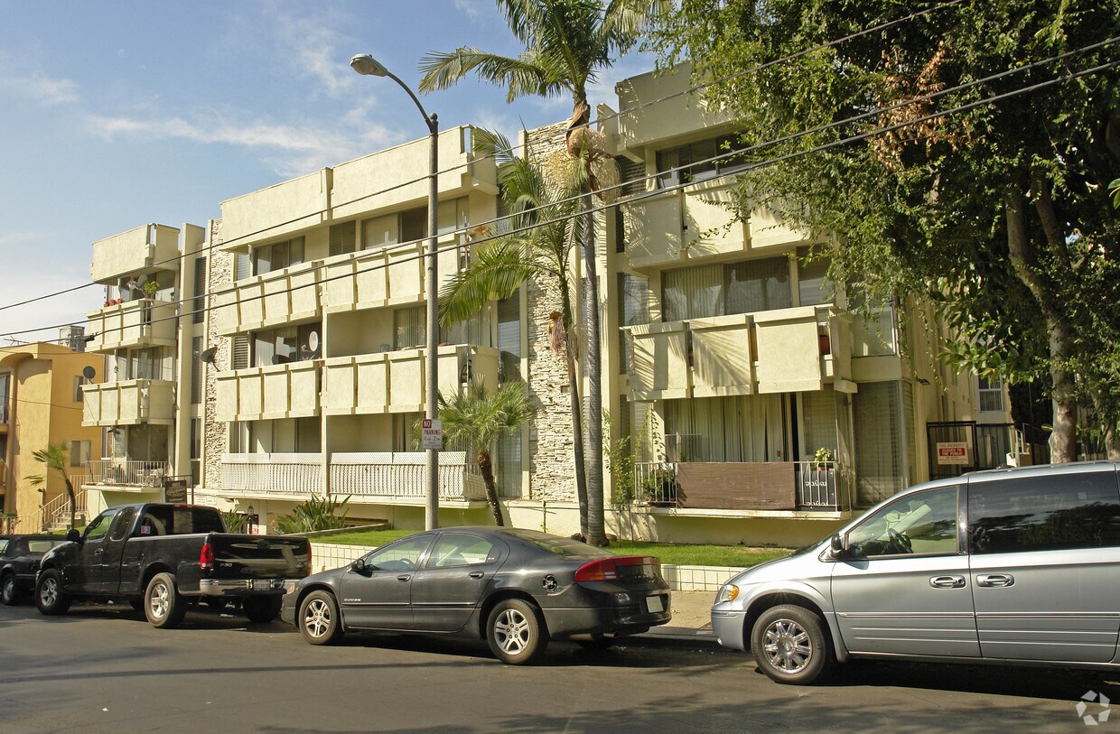 Foto del edificio - 1617 N Poinsettia Pl