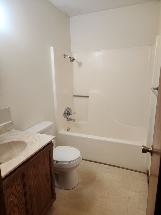 Building Photo - 409 N Ridgeview Dr