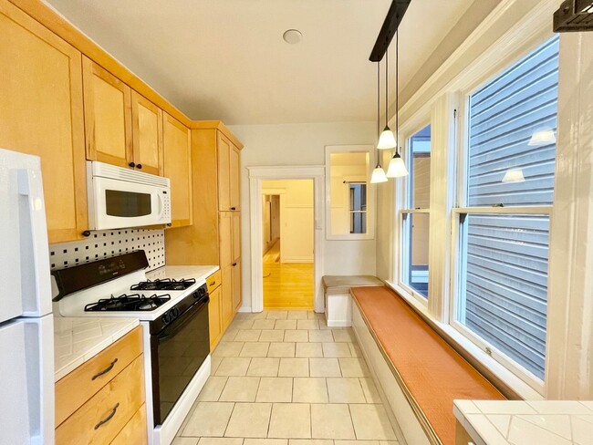 Foto del edificio - Charming 2Br Edwardian Condo in the heart ...