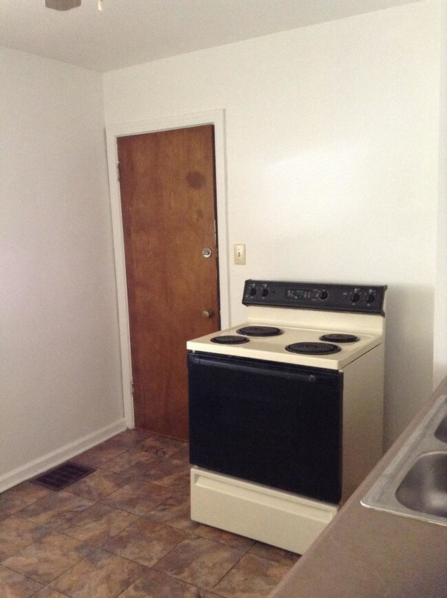 Foto del edificio - 521 Bassett Ave