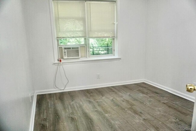 Foto del edificio - 3239 Riverdale Ave