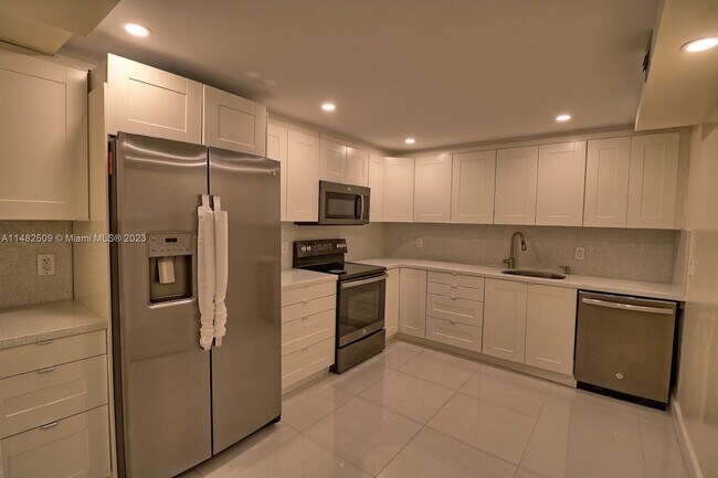 Foto del edificio - 16500 Golf Club Rd