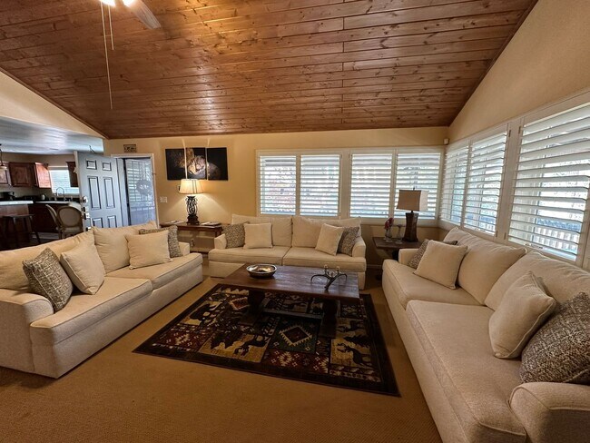 Foto del edificio - GORGEOUS Cabin Style Home 3 + 2.5