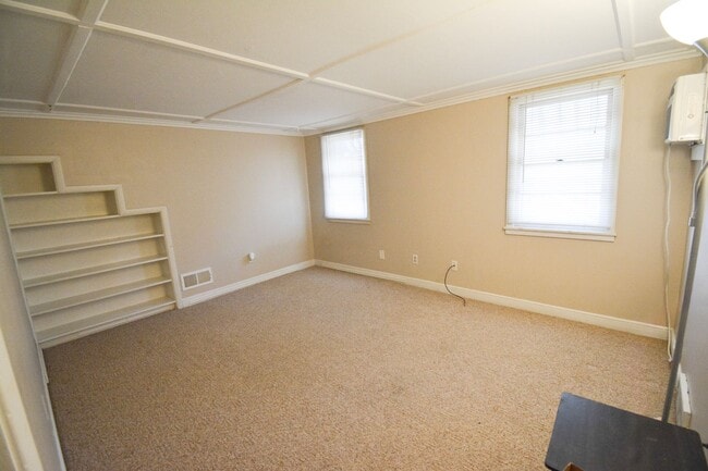 Building Photo - Move-In Ready Duplex Unit with Large Yard!