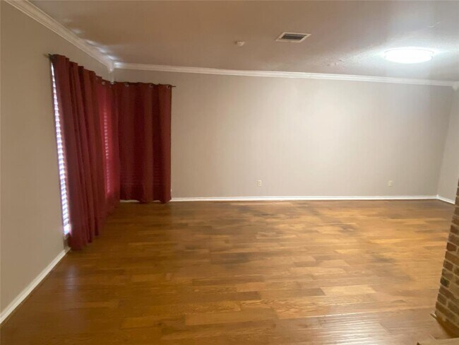 Building Photo - 1107 Crescent Blvd