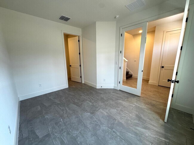 Foto del edificio - 15250 Groveside Rd