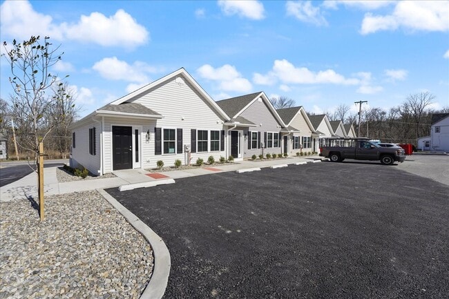 Foto del edificio - 552 Creek Rd