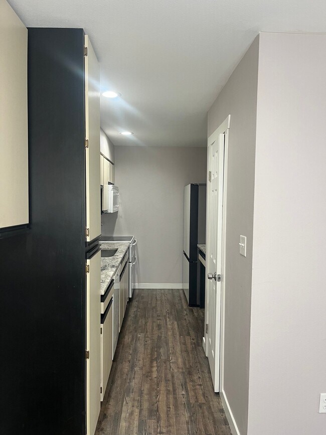 Foto del edificio - 2600 Parklake Ct