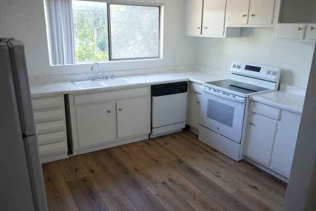 Unit 17 - Kitchen 1 - 4310 Ventura Canyon