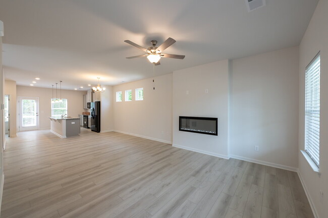 Building Photo - "Spacious 4-Bedroom Retreat with 3.5 Baths...