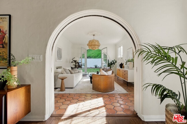 Foto del edificio - 1518 N Beverly Dr