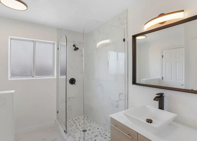 Building Photo - Adorable 2 Bedroom Hurricane Home! Pet Friendly!