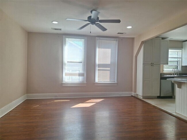 Building Photo - 2024 Winona Ave