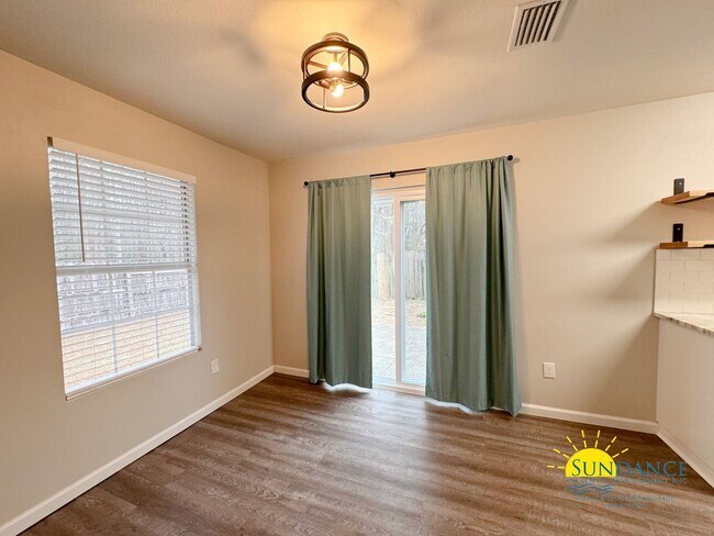 Building Photo - Renovated Navarre Home in a great neighbor...