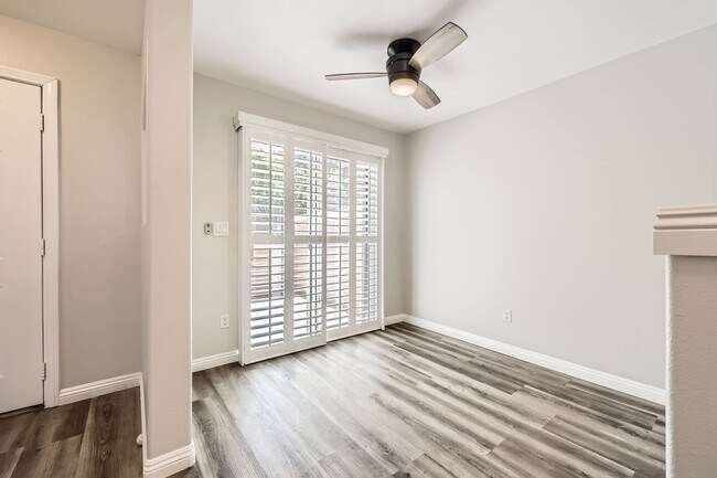 Foto del edificio - Beautiful and Nicely Remodeled Henderson Townhome!