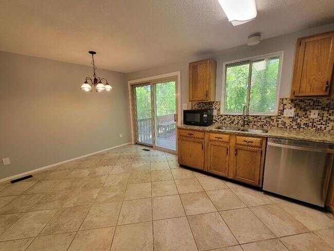 Foto del edificio - 3307 Piney Grove...Split Level...Avail NOW!!!