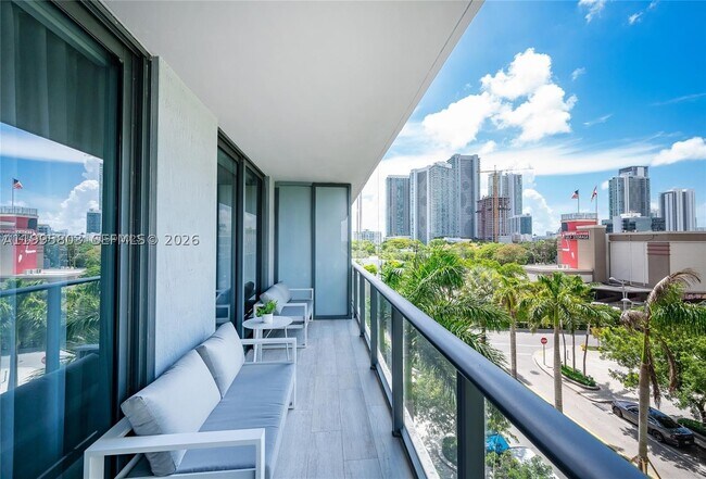 Foto del edificio - 121 NE 34th St